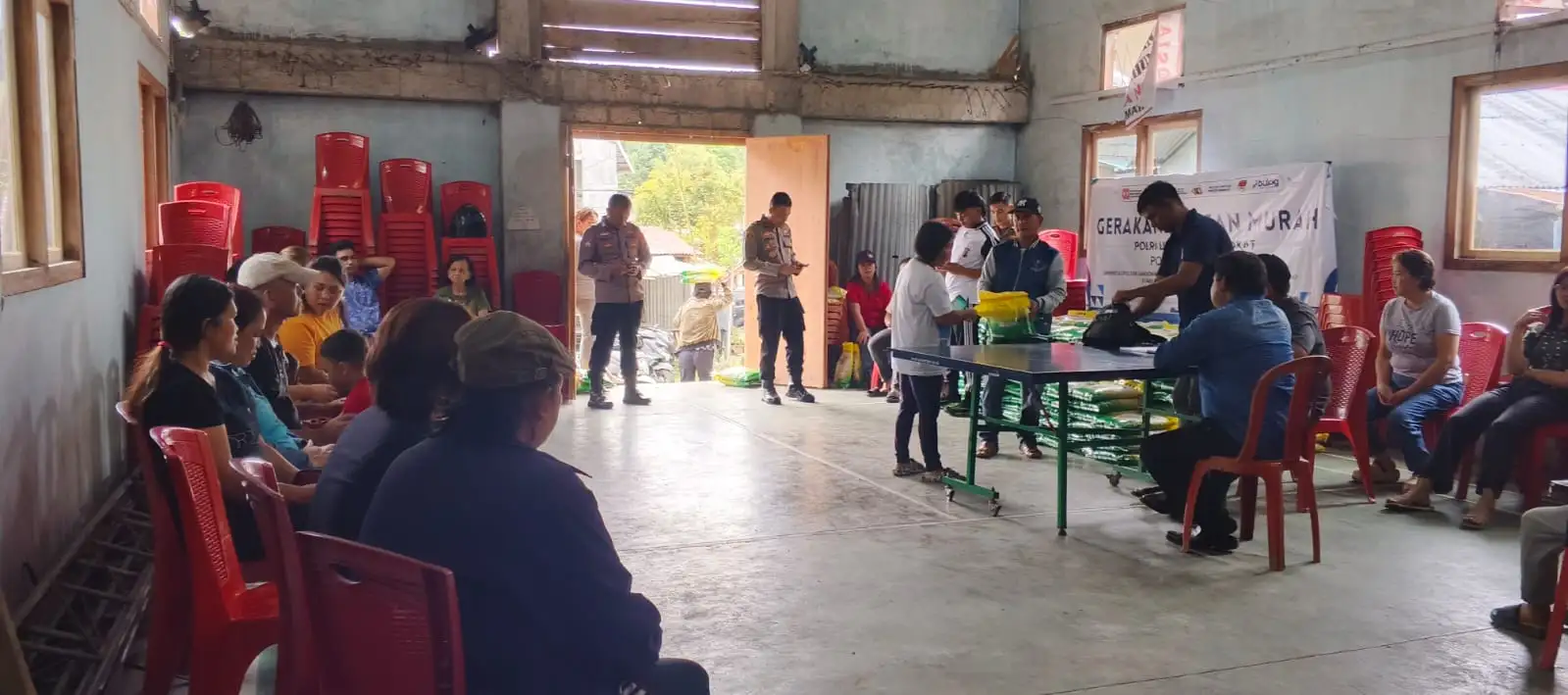 Polres Minahasa Gelar Gerakan Pangan Murah Bersama Bulog di Langowan Barat, 2.000 Kg Beras Habis Terjual